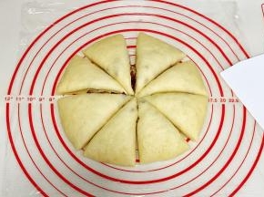 发酵好后按扁，切成8等份。