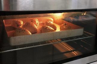 入预热好的烤箱中，上下火170度，约烤16分钟。