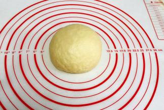 用手揉成光滑的面团。