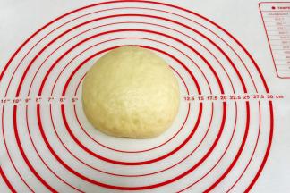 对折后揉成圆形，盖好保鲜膜室温发酵至两倍大。