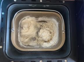 把食材清单中除了紫薯粉和香肠之外的所有食材放入面包桶（注意糖和酵母不要直接接触，避免酵母失去活性），然后把面包桶卡入面包机，启动和面程序；或者用厨师机，低速把所有食材混合均匀后，再用高速揉面；或者用手揉。