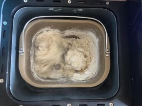 把食材清单中除了紫薯粉和香肠之外的所有食材放入面包桶（注意糖和酵母不要直接接触，避免酵母失去活性），然后把面包桶卡入面包机，启动和面程序；或者用厨师机，低速把所有食材混合均匀后，再用高速揉面；或者用手揉。