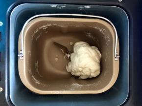 面包机揉面约10分钟，揉成光滑的面团。手揉的话，要揉至“三光”，即面光、手光、案板光。