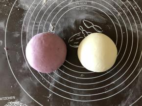 把揉好的面团平均分成两份，其中一份揉进紫薯粉，由于紫薯粉比较干，可以滴几滴清水再揉，揉至颜色均匀，然后两个面团分别揉圆。