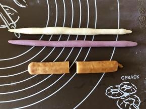 白色和紫色的面剂子各取一个，分别揉成长20厘米的长条，德式香肠从中间切成两段。这款香肠长12厘米，切完后每段6厘米，也可以直接买6厘米左右的香肠。