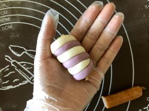 然后把双色面条顺着香肠裹上，面条尾部藏好。