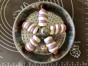 同样的方法把剩余的面团和香肠都卷好，蒸屉上抹一层油或垫馒头纸，把馒头卷放在蒸屉上，再把蒸屉放入蒸锅盖上盖子进行发酵，这里采用的是一次发酵的方法。