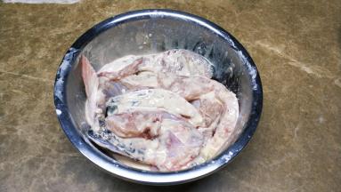 鱼块清洗干净放入盆里，同盐、料酒、淀粉腌20分钟