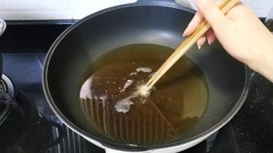 锅里热油，用筷子放入油里，起小泡泡程度