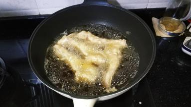 放入腌好的鱼块（我是分二次炸的鱼）