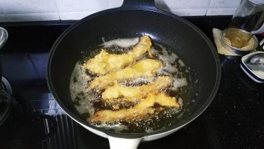 油再次烧热，放入鱼块复炸