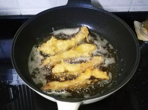 油再次烧热，放入鱼块复炸