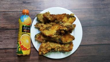 将沥干油的鱼块码好入碟子里