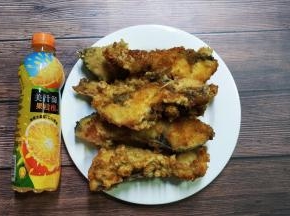 将沥干油的鱼块码好入碟子里