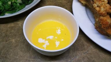 倒出一点橙汁加入淀粉拌均匀成水淀粉备用