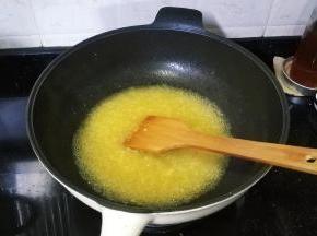 锅里倒入橙汁