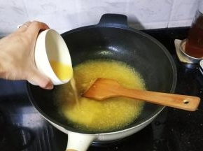 最后倒入水淀粉勾芡