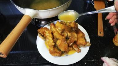 将勾芡好的橙汁淋入鱼块上即可