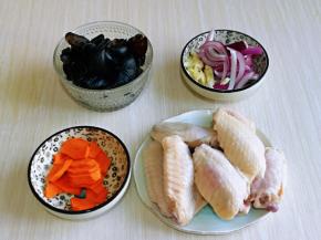 准备食材，黑木耳提前泡发，胡萝卜去皮切片，洋葱切丝，大蒜去皮切碎。