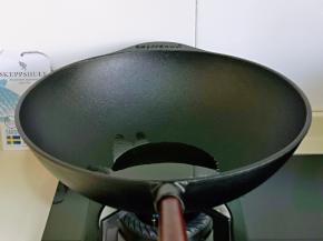 起锅，加入油。