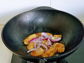 加入料酒，生抽，蚝油，蒜，洋葱翻炒。