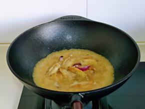 加入半小碗水，将鸡翅煮制6分熟。