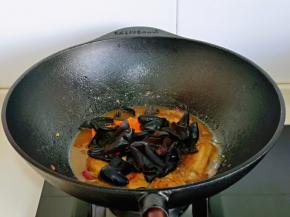 加入泡发的黑木耳，胡萝卜片，炒熟。