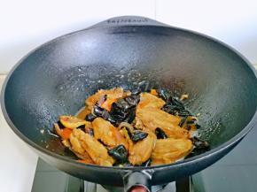 大火收汁，留一点汤汁更好吃。