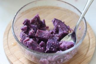 紫薯切片蒸熟，我这个紫薯比较干。