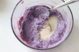 加入干酵母，搅拌匀，这里注意紫薯泥的温度不要高于30度再加入干酵母，否则温度太高容易导致酵母失效。