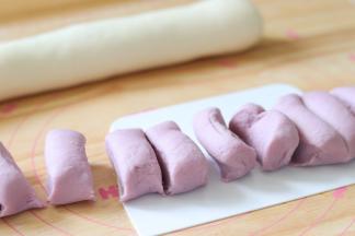 2种面团分别搓成长的圆柱形，平均分割成12分。紫色面团约20克一个，白色的月24克一个。