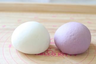 白色面团和紫薯面团一样，都揉成光滑的面团，稍微静置5、6分钟，无需发酵。