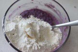 加入面粉，糖，猪油。用筷子搅拌成絮状后，用手揉成光滑的面团。紫薯的含量较多，这个面团我们用来制作馅料。