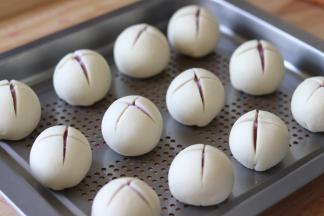 所有的都划好之后，摆放到蒸盘或者蒸锅中。之间需留有一定的间隔。