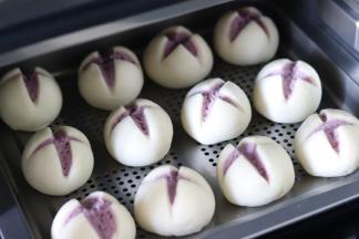 放到温暖的地方发酵，比如烤箱中，或者蒸锅中，发道开口裂开了，而且体积也增大了，大约26度室温，发了40分钟。