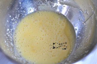 将色拉油、蛋黄、牛奶混合均匀。