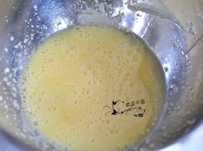 将色拉油、蛋黄、牛奶混合均匀。