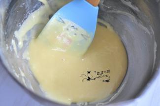 筛入面粉搅匀。