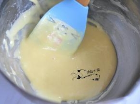 筛入面粉搅匀。