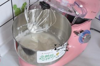 蛋清里分三次加糖，打至九分发。