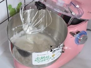 蛋清里分三次加糖，打至九分发。