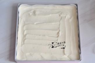 面糊和蛋清混合均匀，倒入烤盘中，放入烤箱中，170度烘烤18分钟，结束后晾凉备用。