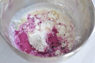 将雪梅娘粉、牛奶、糖、色拉油、紫薯粉混合均匀。