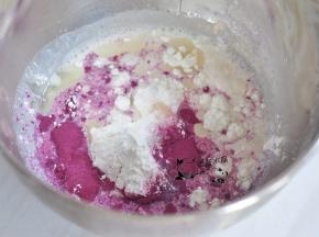 将雪梅娘粉、牛奶、糖、色拉油、紫薯粉混合均匀。