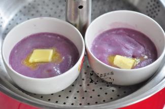 趁热放入黄油，不烫手时揉匀。