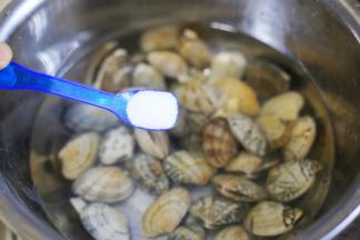 花甲中加一勺盐。