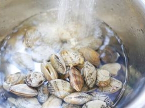 流水冲洗干净。