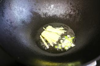 锅中热油，加姜丝葱白炒香。