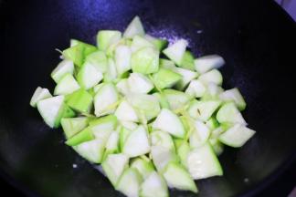 然后加入丝瓜翻炒至软。