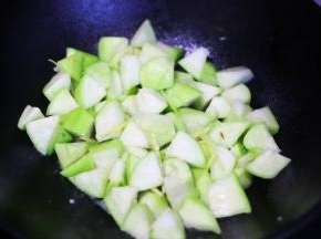 然后加入丝瓜翻炒至软。